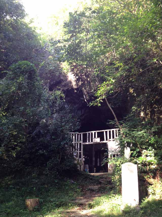 画像は「岩屋山洞窟」の神社。雰囲気たっぷり！