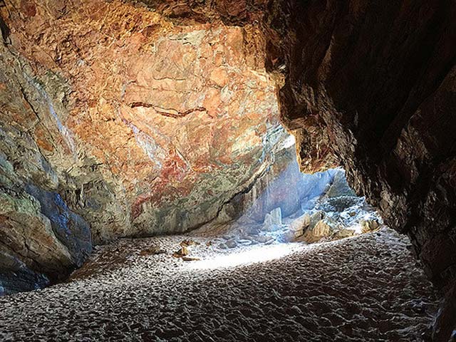 「クマヤ洞窟」の幻想的な光景。