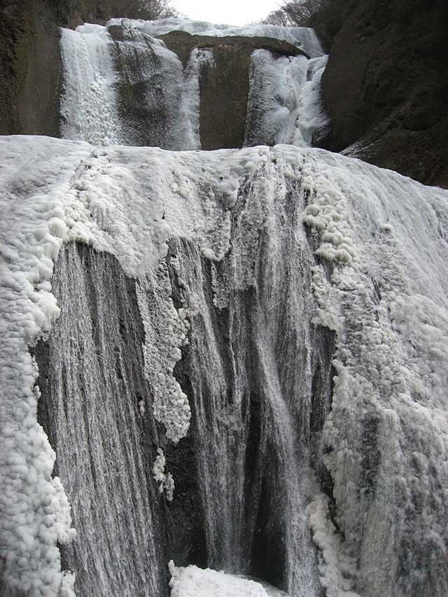 冬には滝全体が真っ白に凍結！「氷瀑」した様子も神秘的