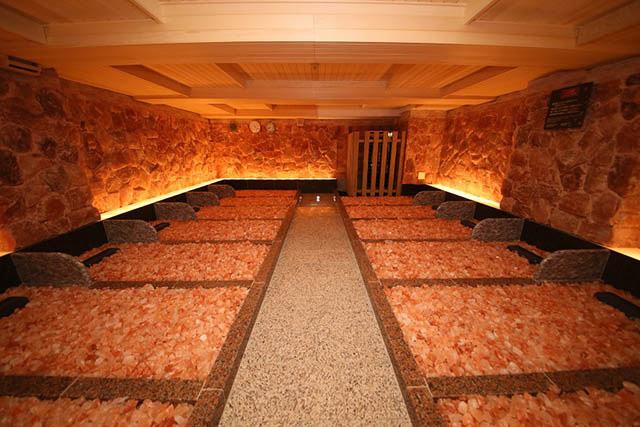 岩盤浴は全部で6種類あり、こちらは美肌効果バツグンの岩塩を使用している「轟の房」