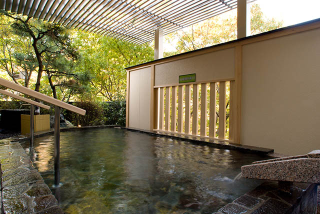 緑豊かな露天風呂「庭園の湯」