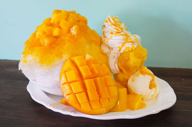 生のマンゴーはもちろん、マンゴーソルベ、マンゴーソース、マンゴーフレーバーのかき氷がてんこ盛りの「マウンテンマンゴーパフェ」