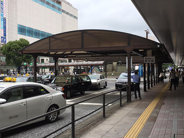 ＪＲ広島駅南口側のタクシー乗り場。タクシー乗り場向いに広島みやげ店が立ち並ぶ「ひろしま駅ビルＡＳＳE」があります。