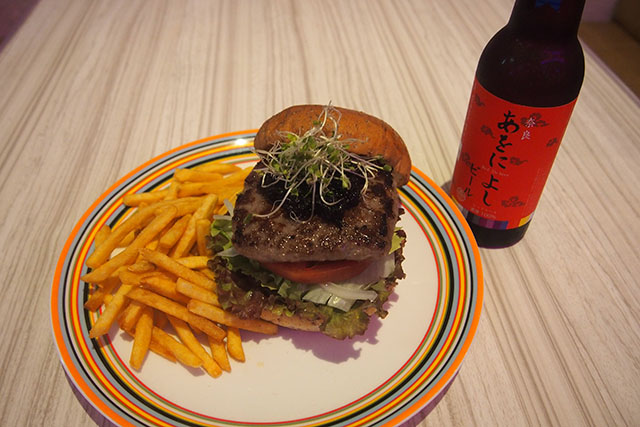 用漢堡來配奈良的啤酒吧！