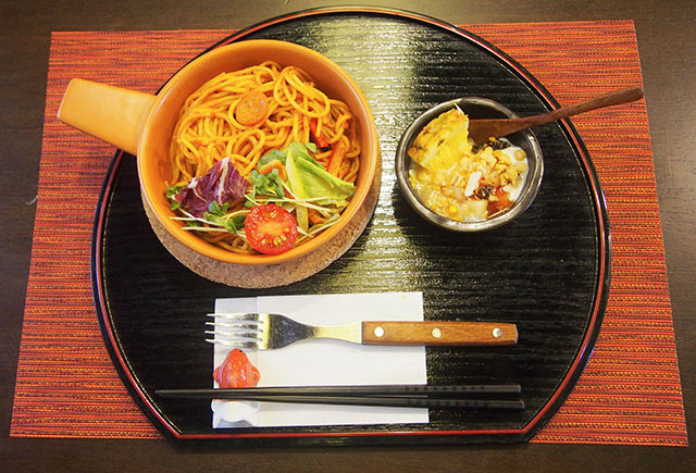 手作的中午時段每日套餐。這一天是溫和味道的拿坡里配燕麥優格 918円