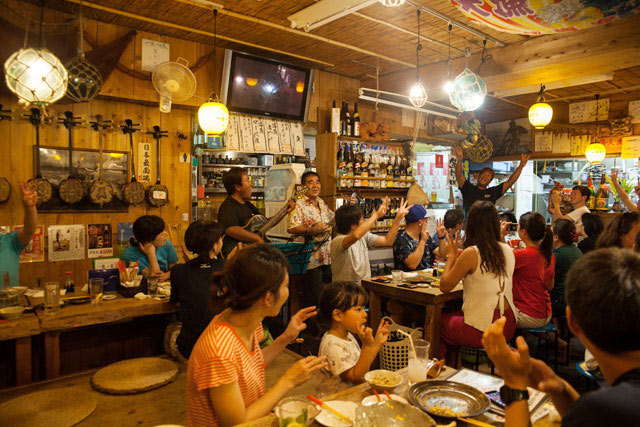 沖縄で地元の人が良く集まる居酒屋・バーを徹底調査！