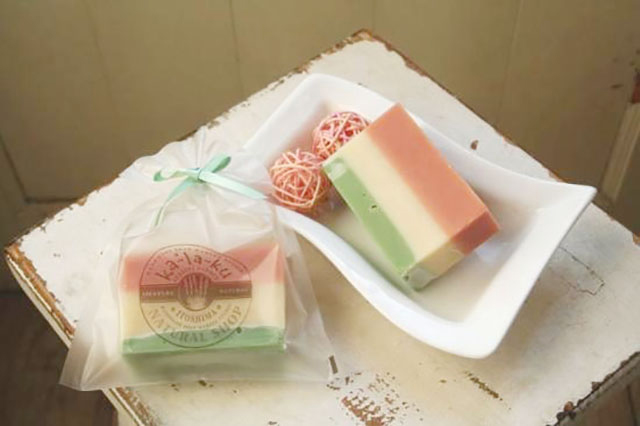 雛之美精肥皂 1404日圓 （含稅）
註：其色系仿照日本女兒節（雛祭り）的應景和菓子「菱餅」