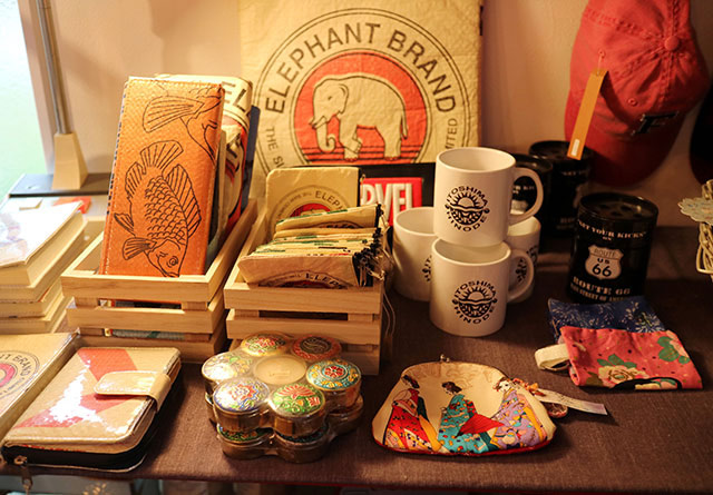 様々な糸島雑貨が並んでいます