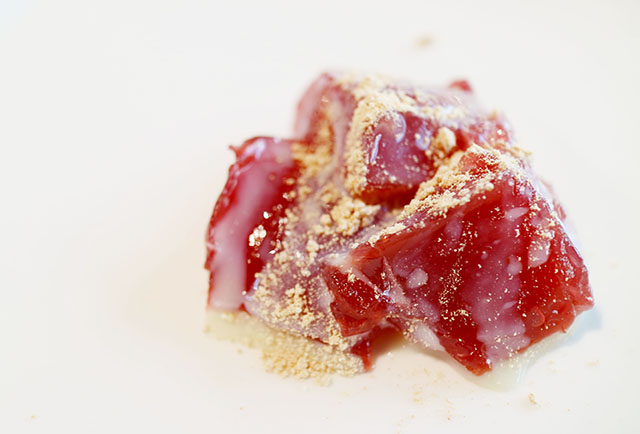 練乳ときな粉をお好みでかけて楽しみます