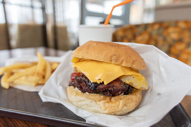 ジャークチキンバーガー　1000円（ドリンク・サイドディッシュ付き）