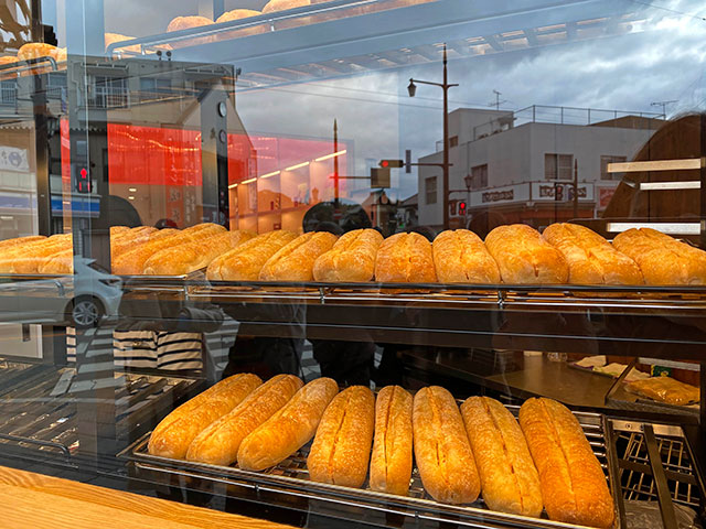 櫥窗內排列整齊的明太子法國麵包