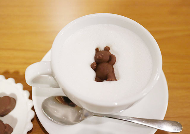 小さなくまさんを沈めながらいただく「FIKA COFFEE」くまチョコミルク600円