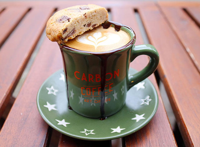 「CARBON COFFEE ART」COOKIE on the LATE（クッキーオンザラテ）　650円（税込）