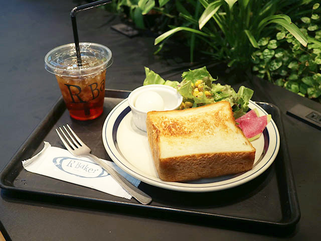 モーニングセット　３９０円(税抜)　※食パンは日替わり(この日は「薔薇酵母のパンドミ」)