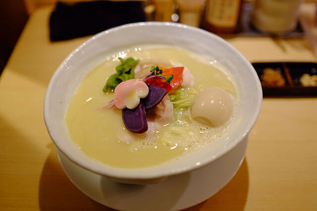 「銀座 篝(かがり)」の「鶏白湯SOBA」1,000円（税込）