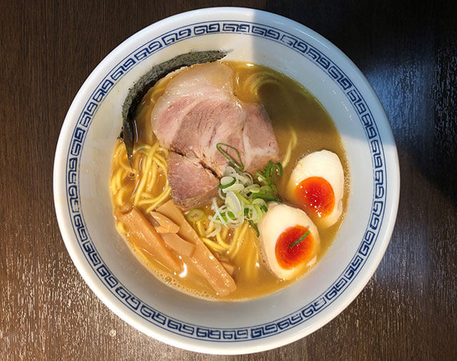 「らーめん はやし」の「味玉ラーメン」900円（税込）