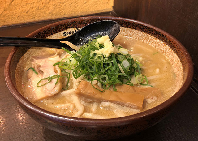 「炙り味噌らーめん 麺匠 真武咲弥(しんぶ さきや) 」の「炙り味噌らーめん」850円（税込）