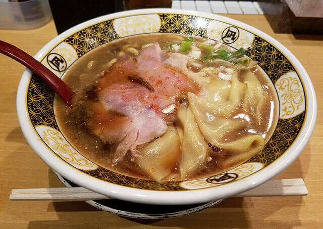 「すごい煮干ラーメン凪(なぎ)」の「すごい煮干しラーメン」820円（税込）