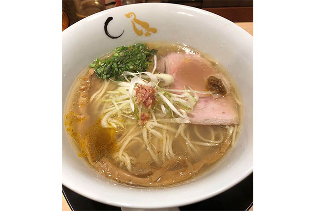 「SOBAHOUSE 金色不如帰(そばはうす こんじきほととぎす)」の「真鯛と蛤の塩そば」900円（税込）