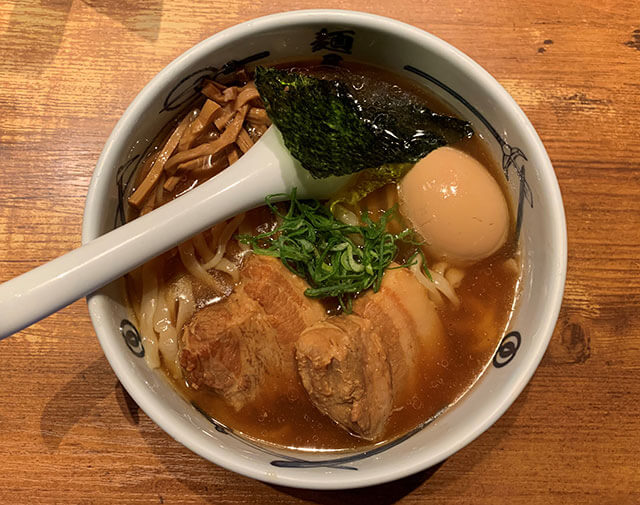 「麺屋武蔵(めんや むさし)」の「角煮ら～麺」900円（税込）