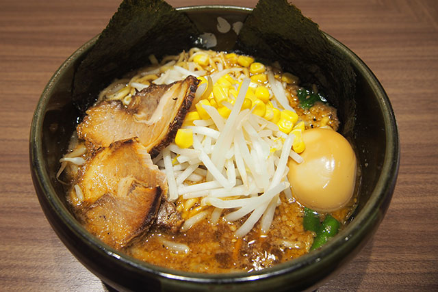 「東京スタイルみそらーめん ど・みそ」の「特みそこってりらーめん」930円（税込）