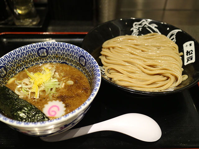 「松戸富田麺絆(まつどとみためんばん)」の「濃厚つけめん 並盛200g」920円（税込）