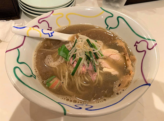 「六本木ラーメン 麺居酒屋ふるめん」の「煮干し醤油らーめん」850円（税込）