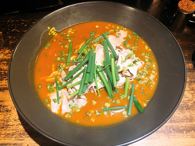 「麺酒房 実之和(みのわ)」の「かれー麺 並」850円（税込）