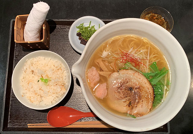 「麺処 銀笹(ぎんざさ)」の「塩ラーメン」880円、「鯛飯」220円