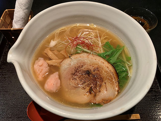 動物系・魚介系の旨みたっぷりの濃厚スープは絶品。細麺との相性も抜群。