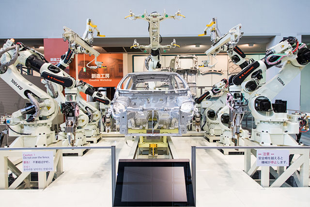 高度なロボットシステムによる車の製作を見学！