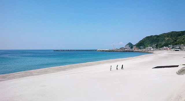 「神津島」の真っ白な砂浜と真っ青な海