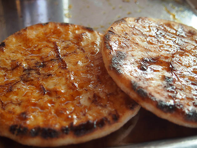 「長瀞雷神堂」では香ばしい手焼きせんべいがいただける！※画像はイメージです。