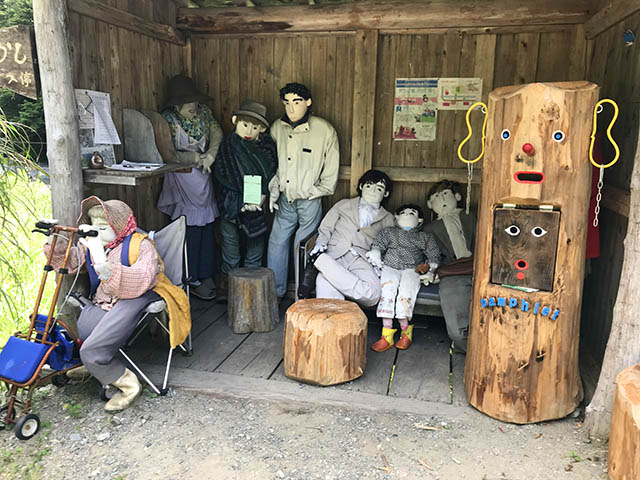 シュールで可愛らしい、かかし達がお出迎えしてくれます。