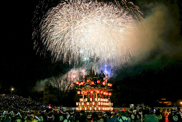 毎年12月2日、3日に行われる、ダイナミックな花火が印象的「秩父夜祭」。