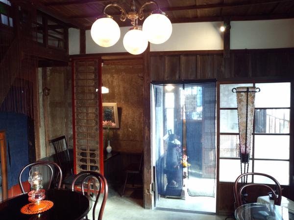 「阿左美冷蔵 金崎本店」は明治23年（1890年）創業の趣のある店内。