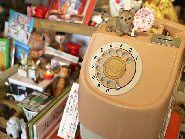 レトロな公衆電話は募金箱！10円を入れてみてください。可愛らしい音が鳴りますよ。