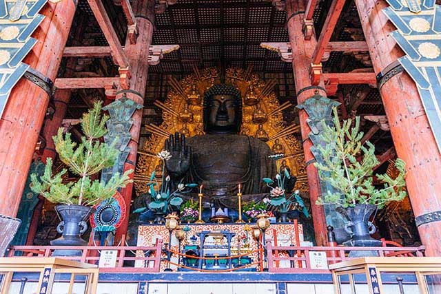 「大仏殿」の中には奈良の大仏様が。