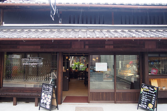 奈良駅から徒歩15分、古民家をリノベージョンした趣のあるお店。