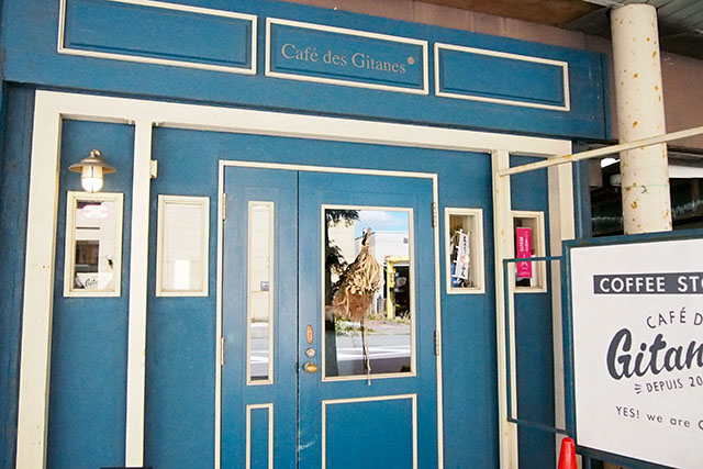 青い扉が印象的な「Cafe des Gitanes（カフェ・デ・ジターヌ）」