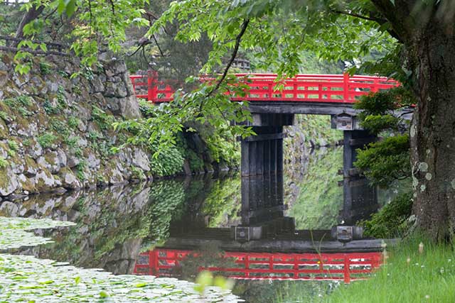 弘前公園内には8つの橋があり、これは「鷹丘橋（たかおかばし）」。