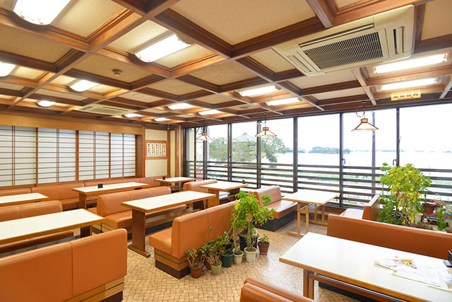 2階席からは松島の海岸を一望できます