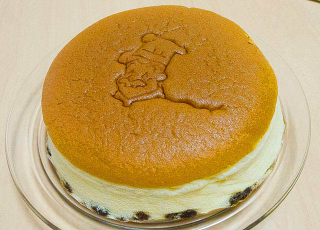「りくろーおじさんの店」大人気のチーズケーキ　1つ672円（税抜）
