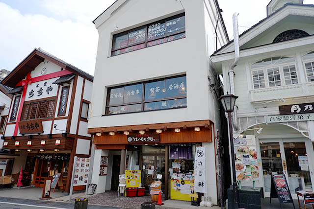 お店はこの建物の2階部分