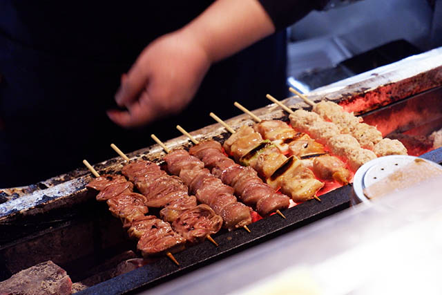 目の前で次々と焼き上げられる焼き鳥