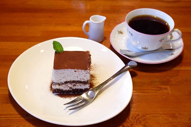ケーキセット(コーヒー・ヨーグルトティラミス)　900円(税込)
