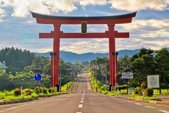 羽黒山　出羽三山の玄関口・大鳥居