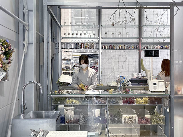 「EW.Pharmacy(EW.ファーマシー)」　店内