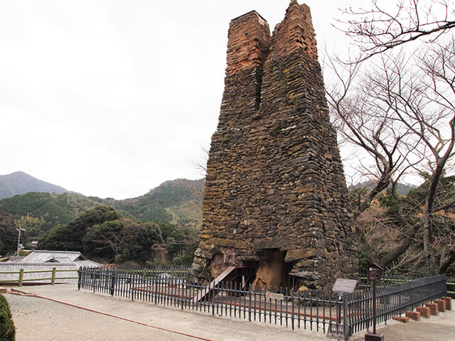 国指定史跡であり明治日本の産業革命遺産。全国で建造された反射炉11基のうち現存する3基の一つ
