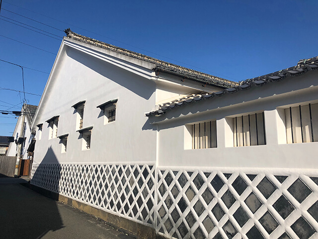 白壁となまこ壁のコントラストが美しい「菊屋横町」の風景